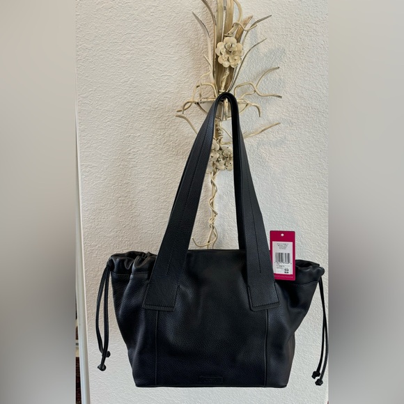Timeless Elegance: The Vince Camuto Black Tote That Completes Any Look - Picture 1 of 4